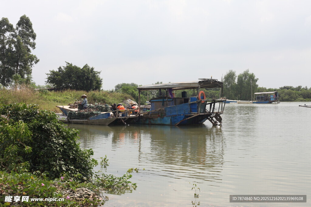 河上停泊的船只与周边景色