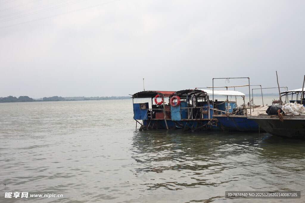 停靠在水边的船只