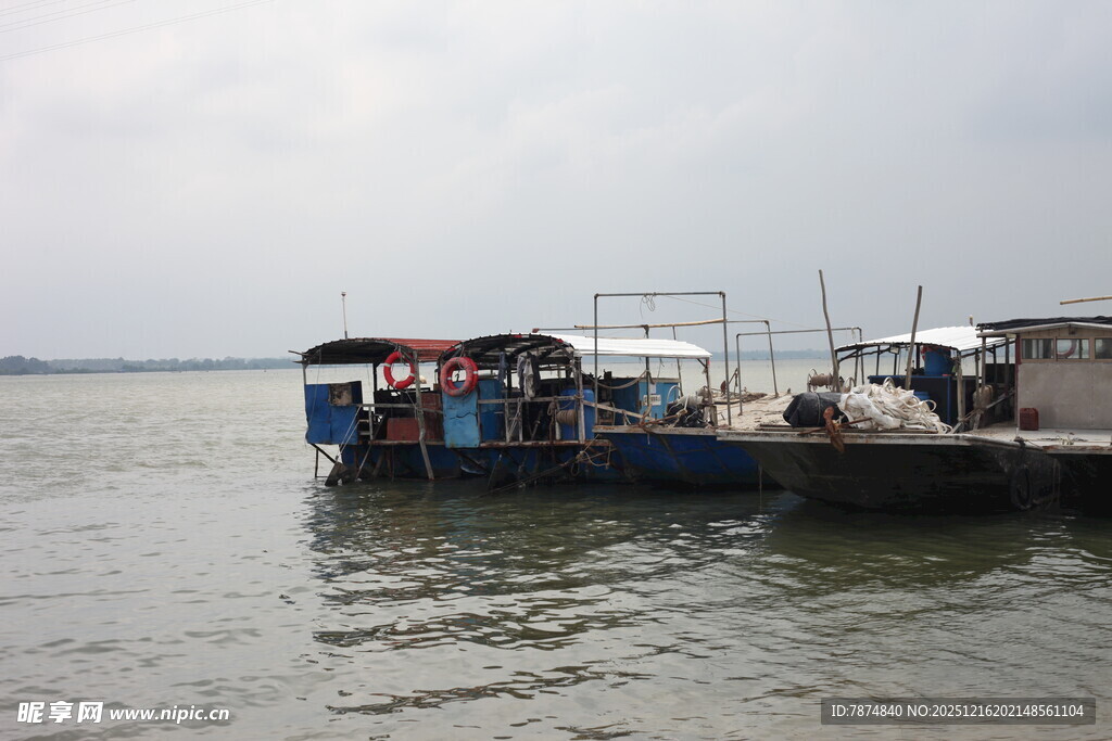 码头停泊的船只