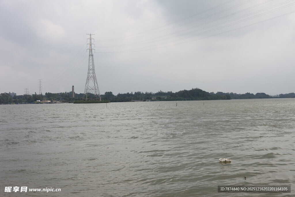 江边高塔与开阔水域景象