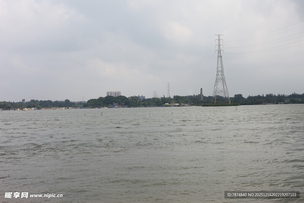 江边远景中的高耸建筑