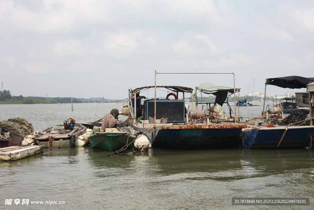 江边停泊的多艘作业船只