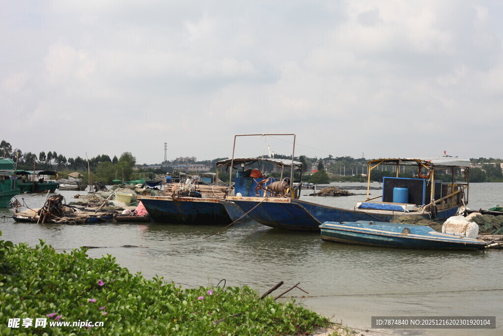 河畔停泊的多彩船只