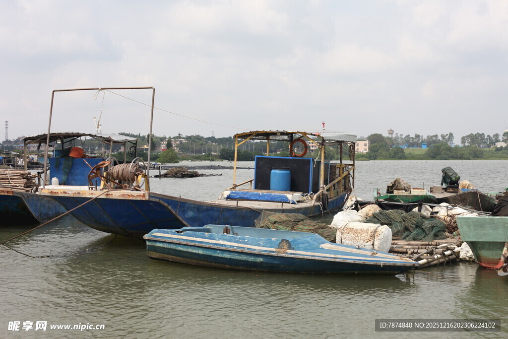 停靠岸边的多艘船只