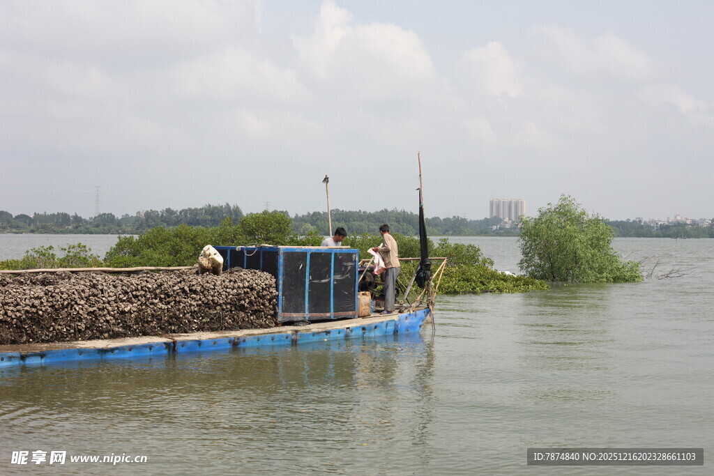 水上作业船工人忙碌场景