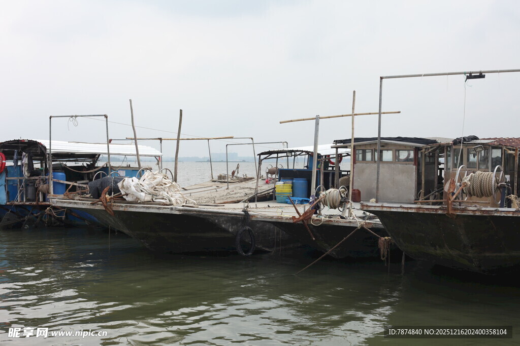 码头停泊的多艘船只