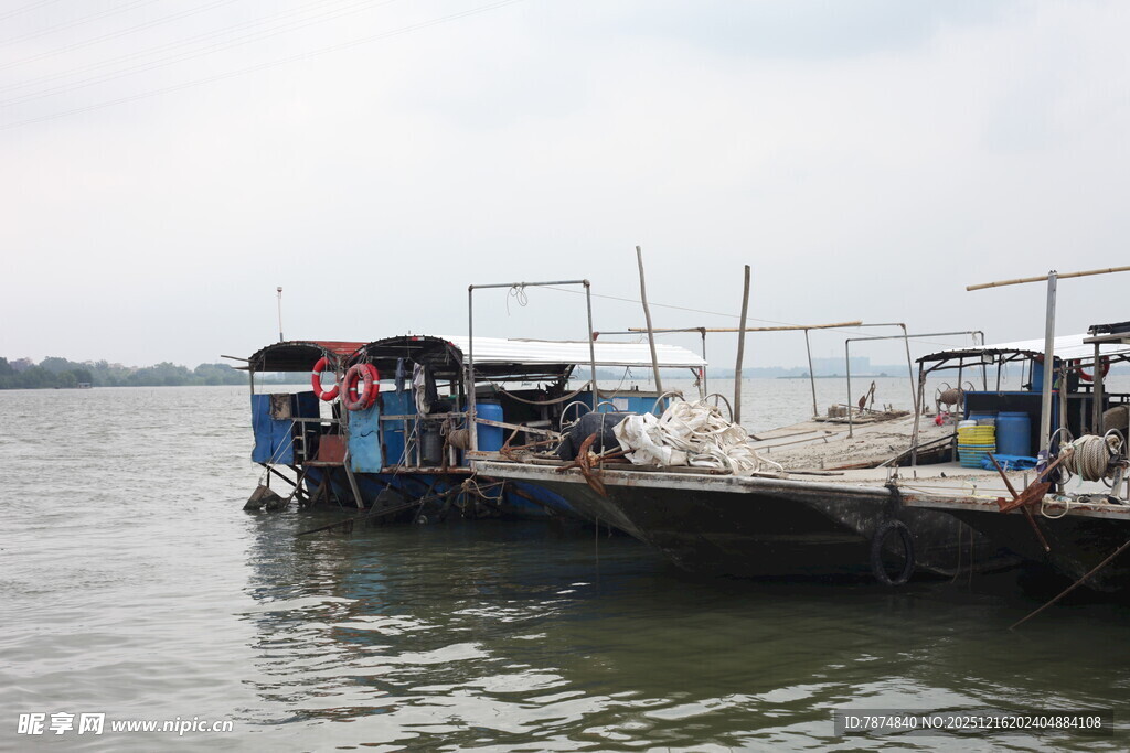 水上停泊的多彩船只