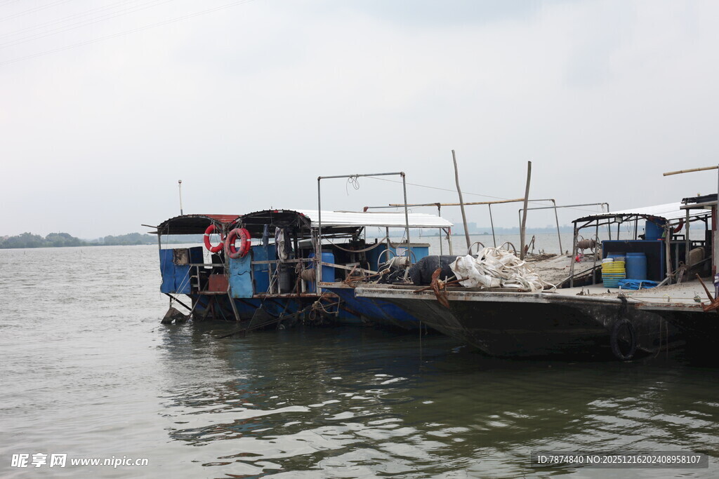水上停泊的多彩船只