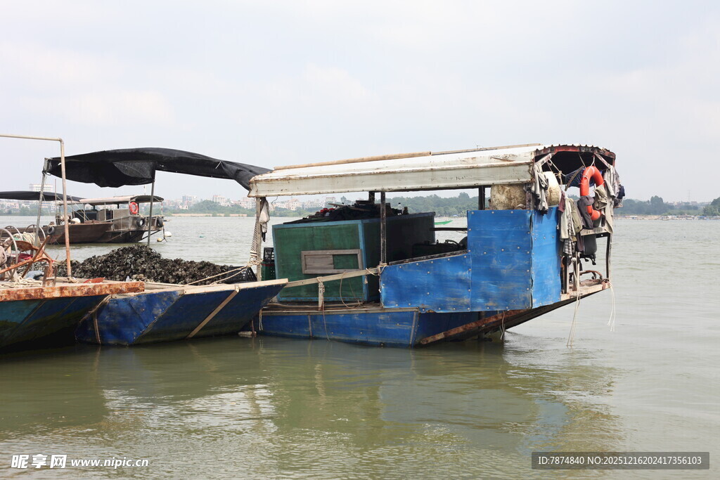 水上蓝船满载生活气息
