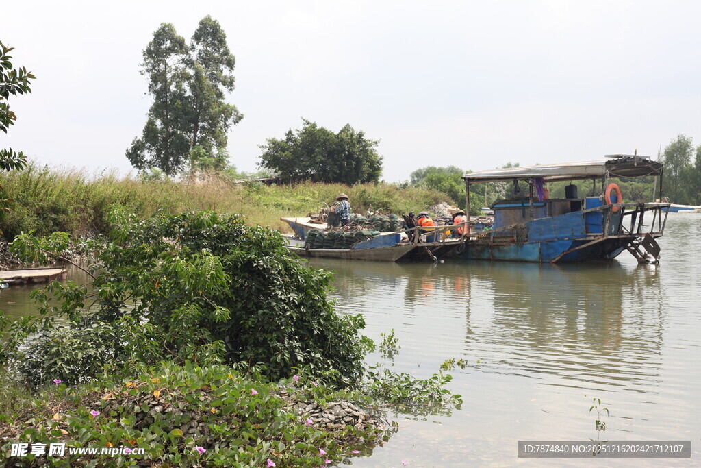 河边停泊的多彩船只