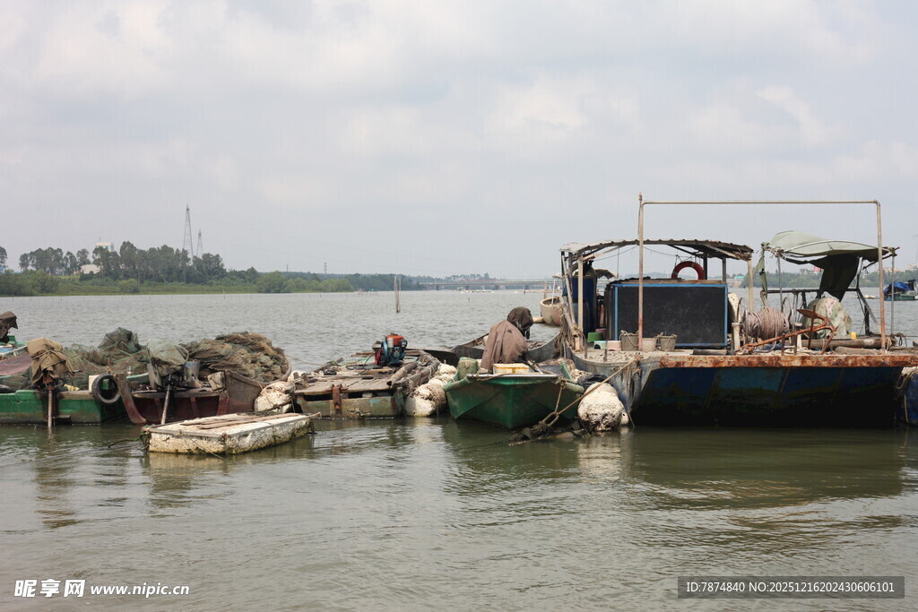 江边停泊的多艘船只