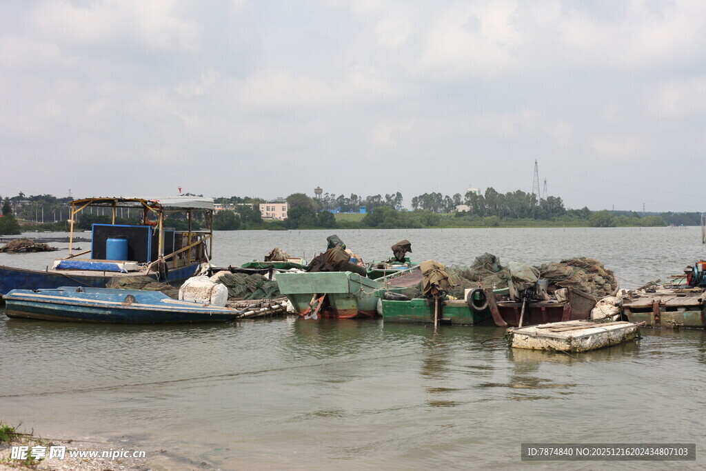 河畔停泊的船只与码头