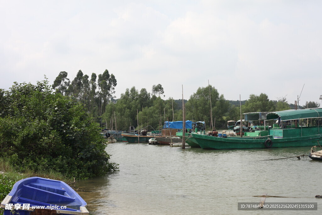 河畔停泊的多彩船只