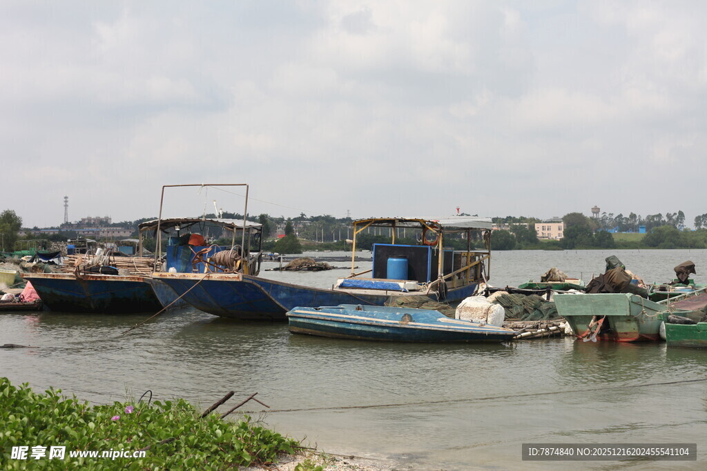 河边停泊的多彩船只