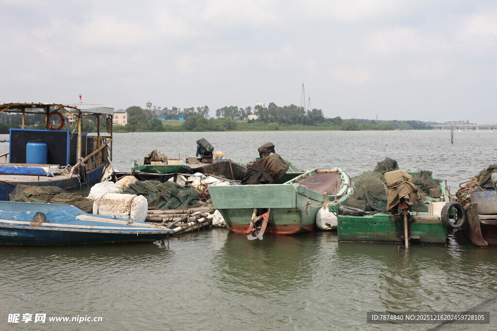 水上停泊的多艘渔船