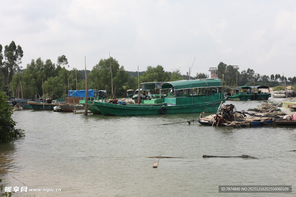 河边停泊的船只景象