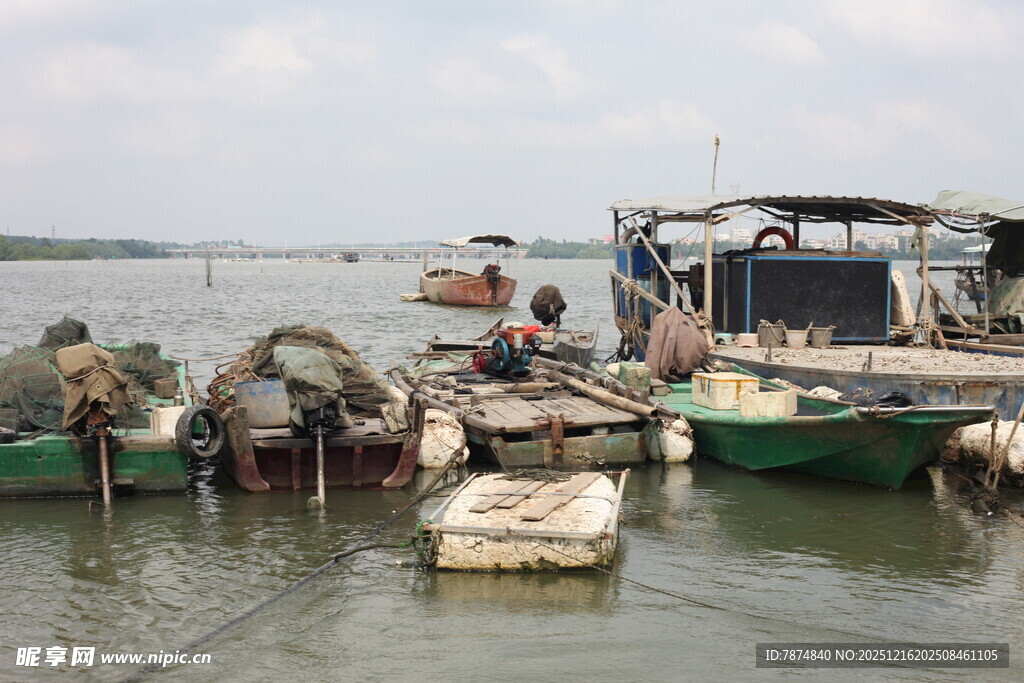 水上渔船停靠场景
