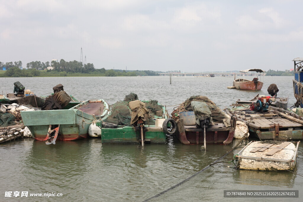 河边众人乘船准备出发