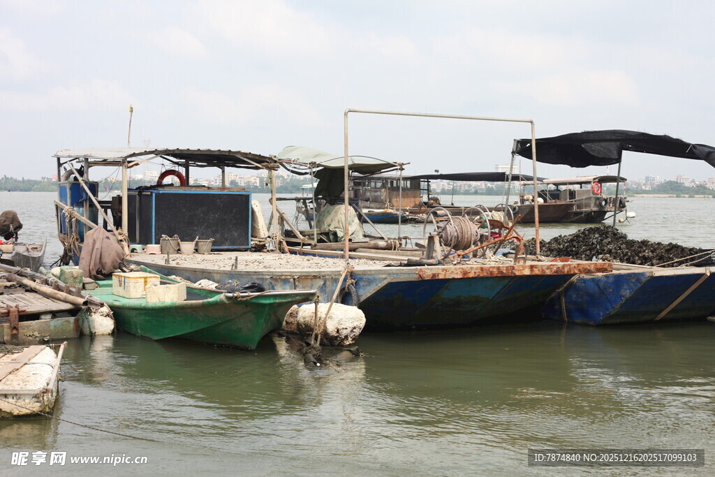 码头停泊的多彩渔船