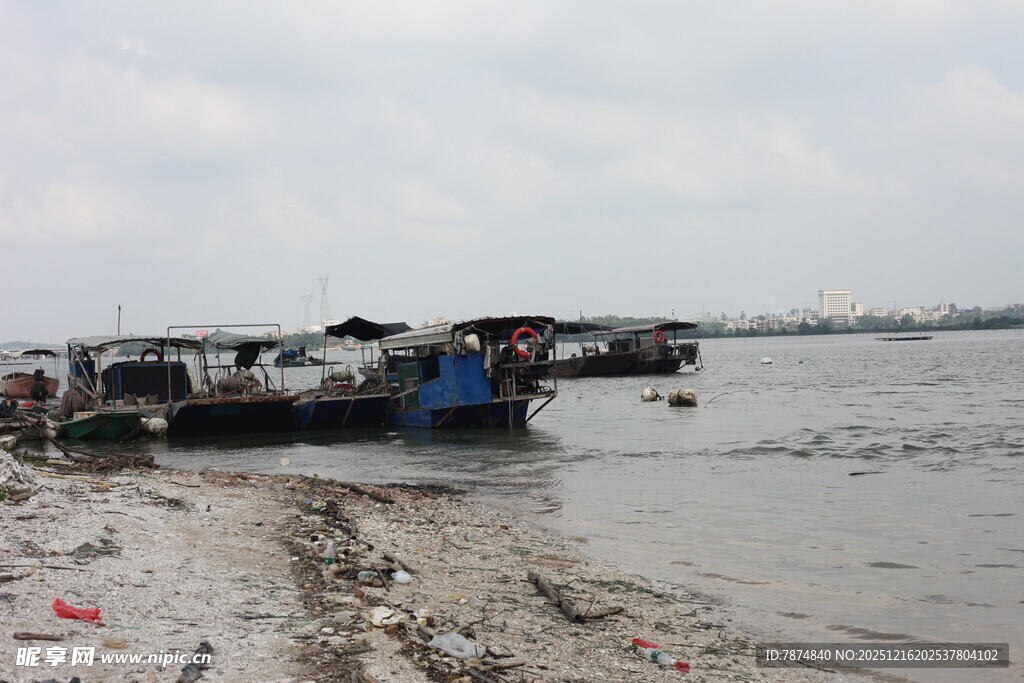 江边停泊的船只与泥滩