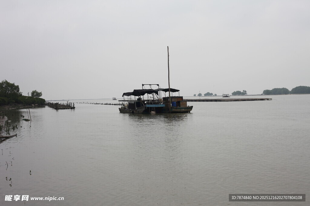 江上船只静泊于朦胧水域
