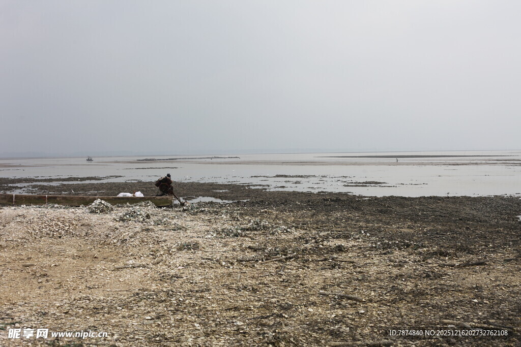 海边沙滩上的孤独身影