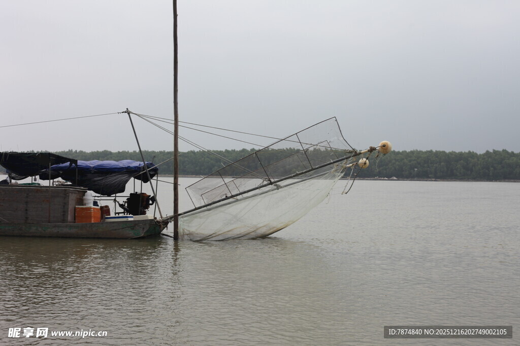 水上作业船进行捕捞作业