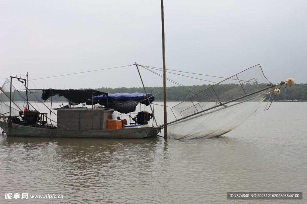 水面上的捕鱼作业船只