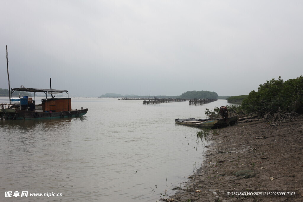 岸边停泊船只的宁静水域