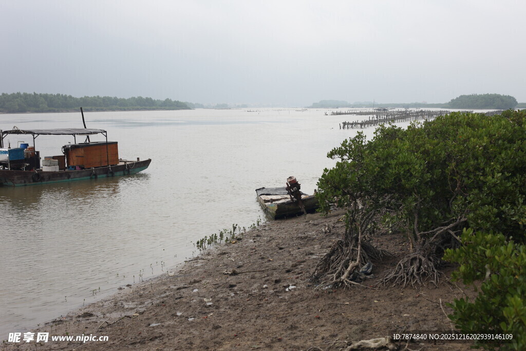 江边渔船与岸边垂钓者