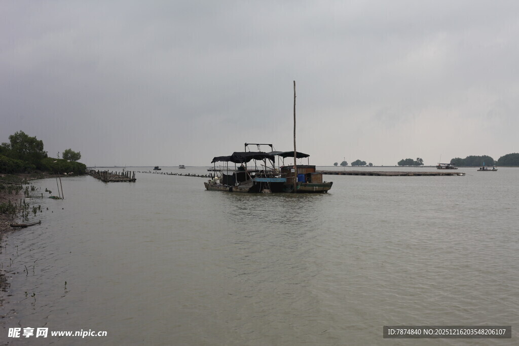 水面上的船只与岸边景色