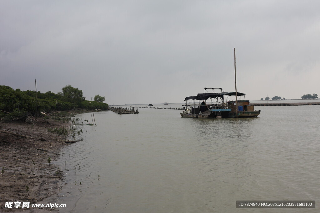 河岸边停泊的船只