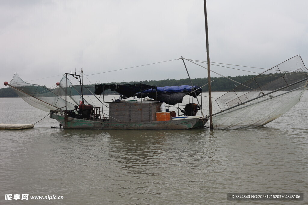 江上渔船作业场景