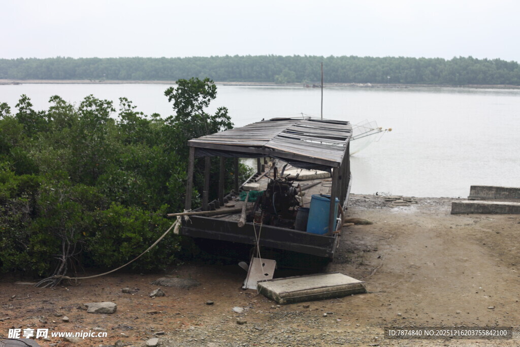 河边停靠的简易船只