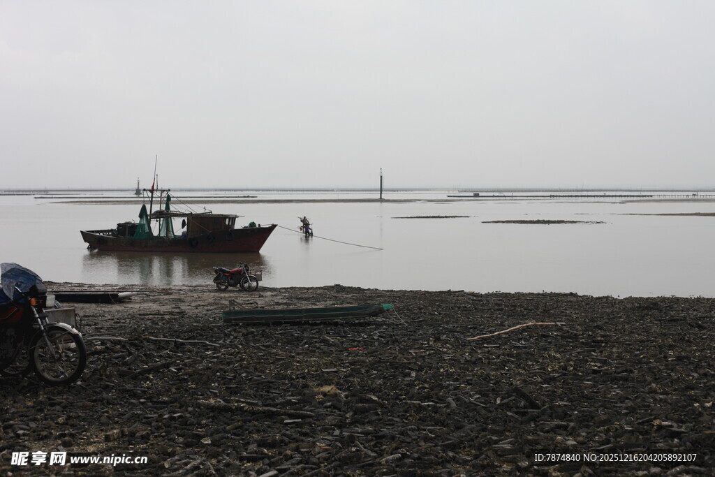 海边停泊的渔船与人物