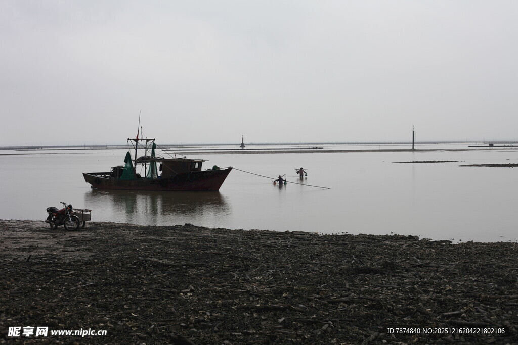 海边停泊的渔船与人物