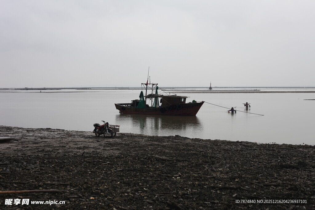 海边停泊的渔船与人物