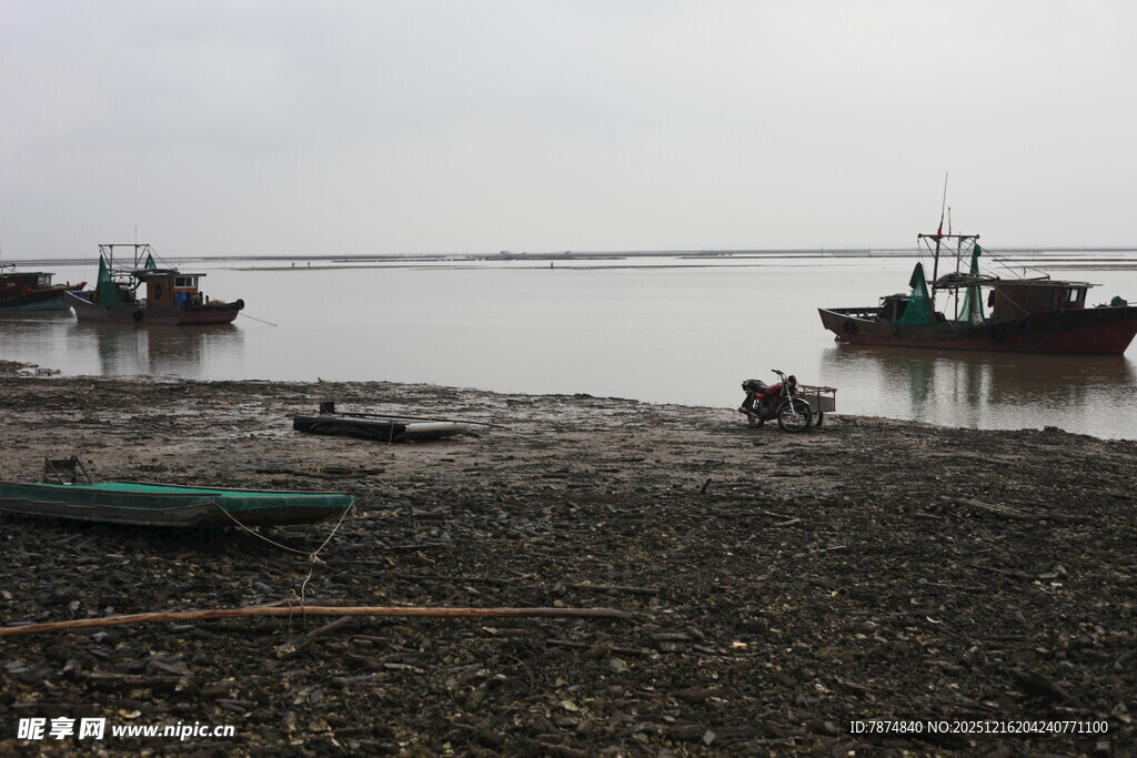 海边停泊的船只与浅滩
