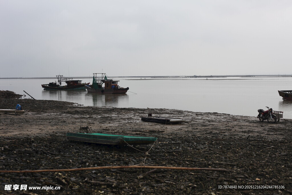 海边停泊的几艘渔船
