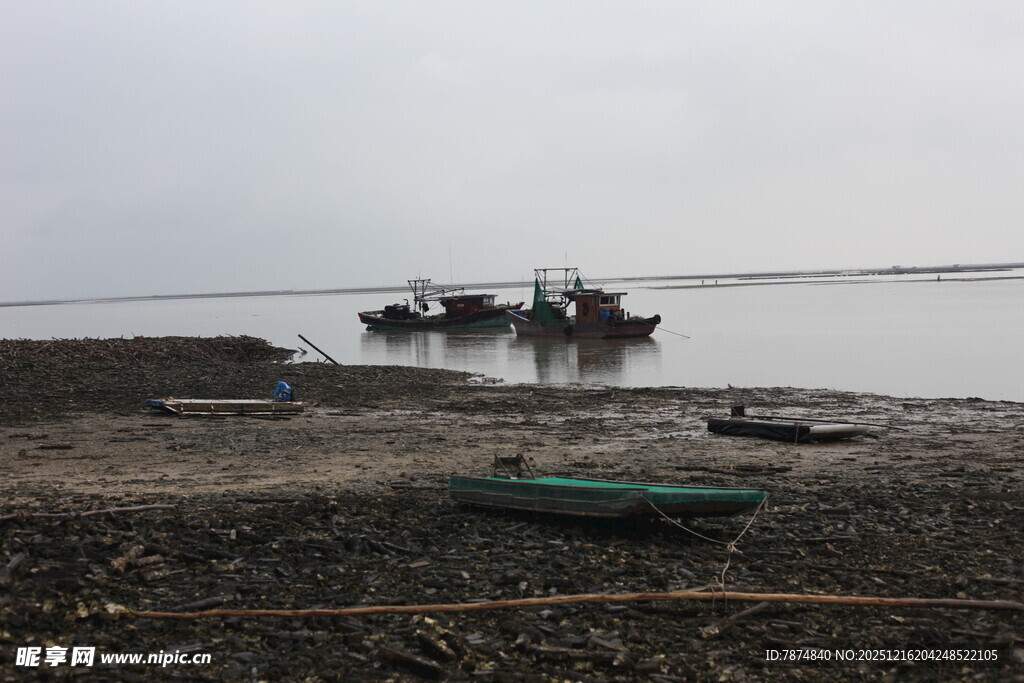 海边停泊的渔船与小船