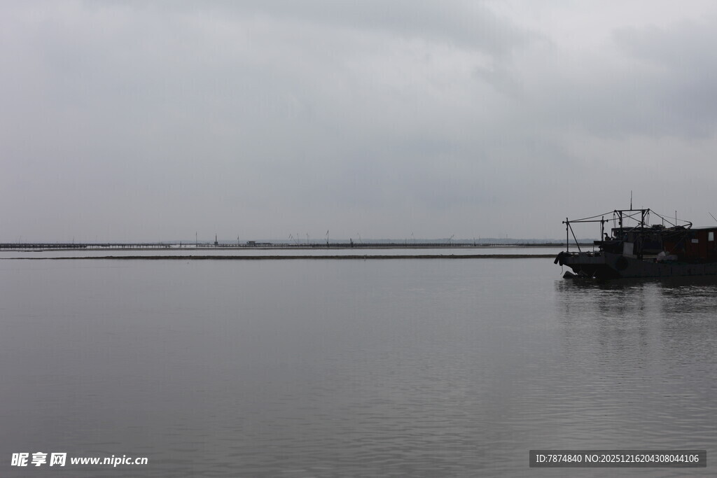 平静湖面的孤独船只