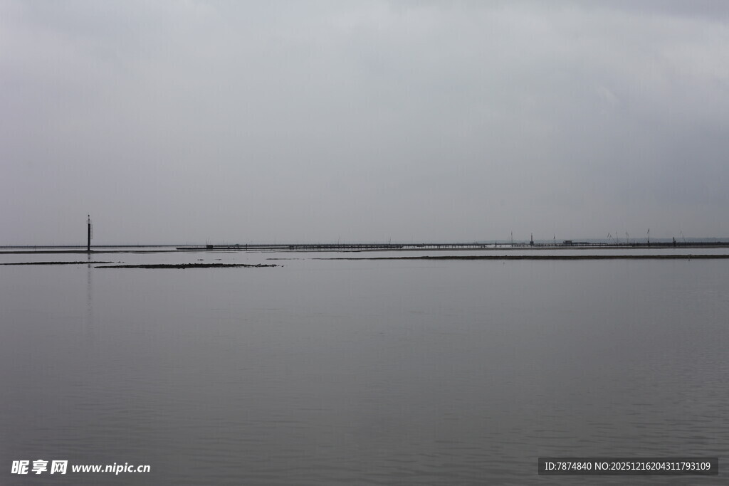 阴沉天空下的平静水域