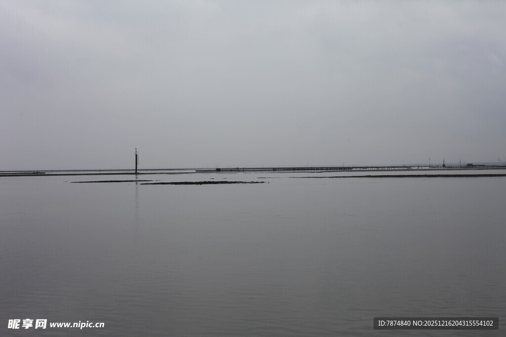 平静湖面与远处景物