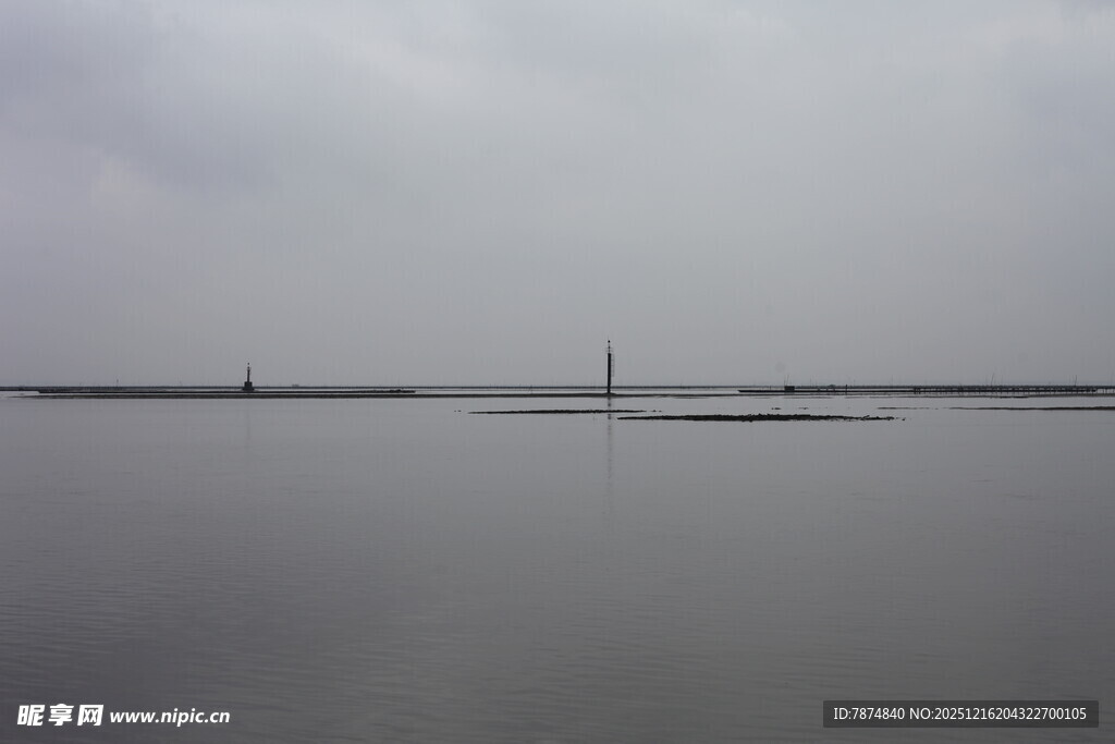 平静湖面与远处景物