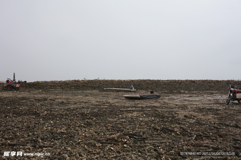 田野中的农机作业场景
