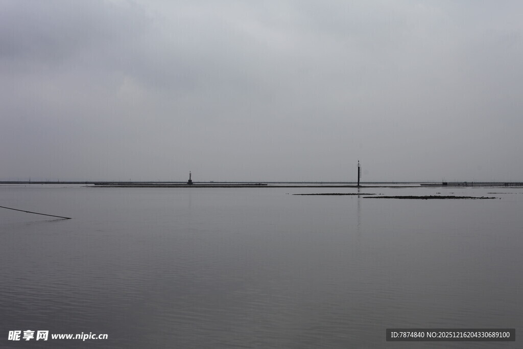 雾霭笼罩下的平静水域