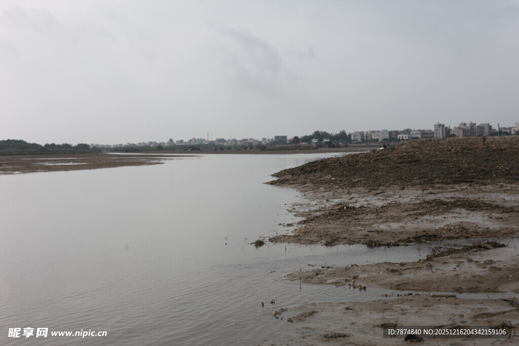 河岸风景浅滩与开阔水面