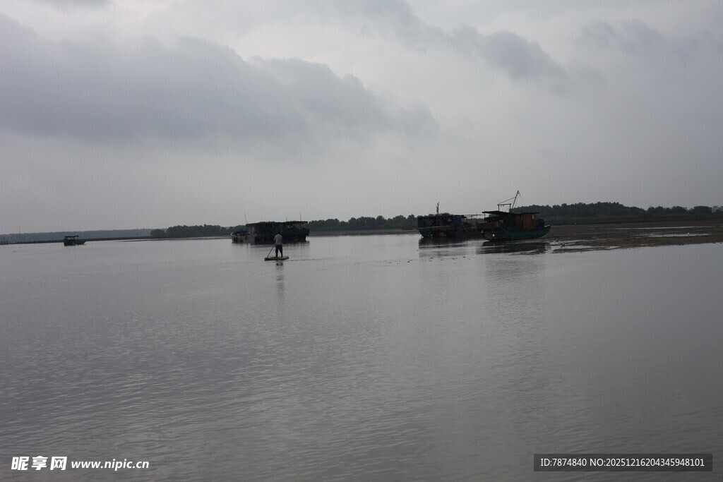 阴天湖畔静谧景象