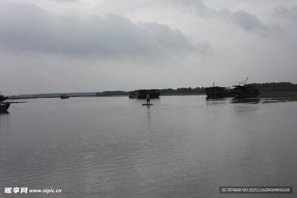阴天的平静湖面景色