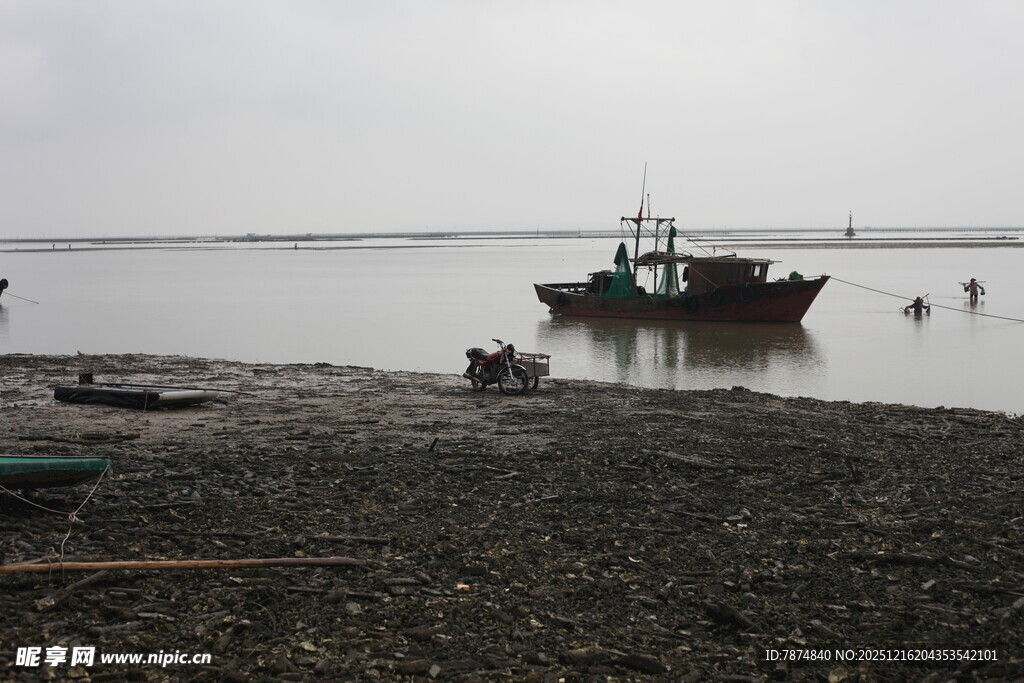 海边渔船与赶海人
